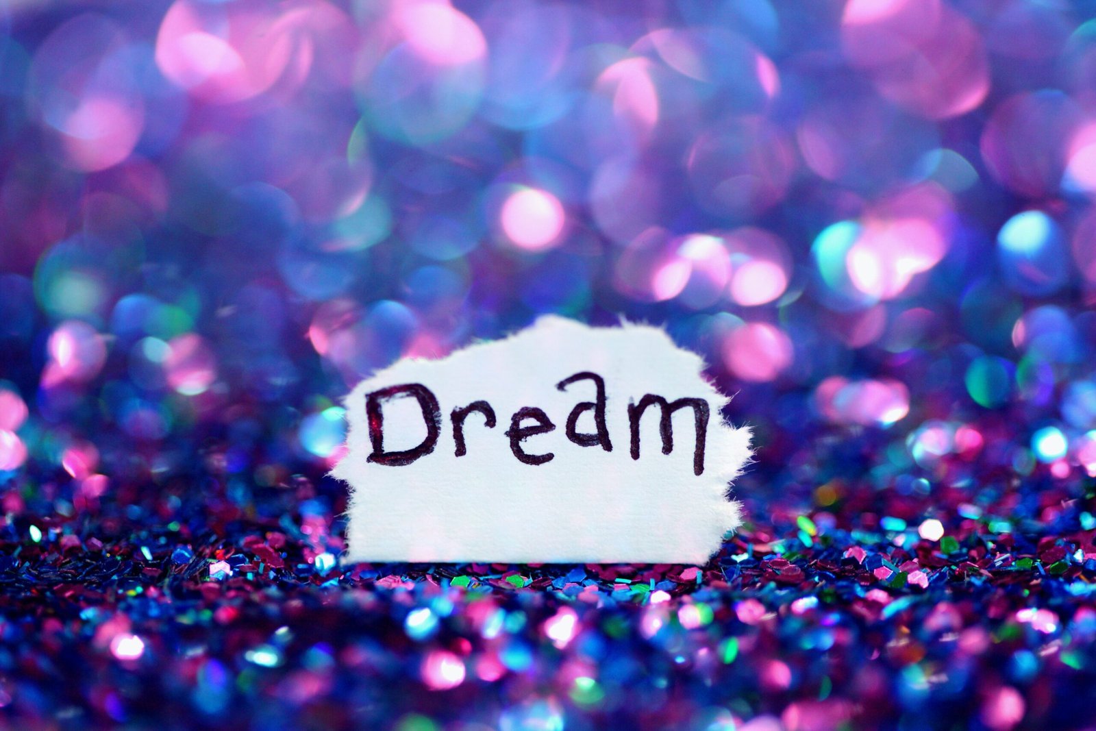 Desvendando os Sonhos: Interpretação e Significados dos Nossos Sonhos 2 DREAM SIGNAGE SURROUNDED SEQUINS